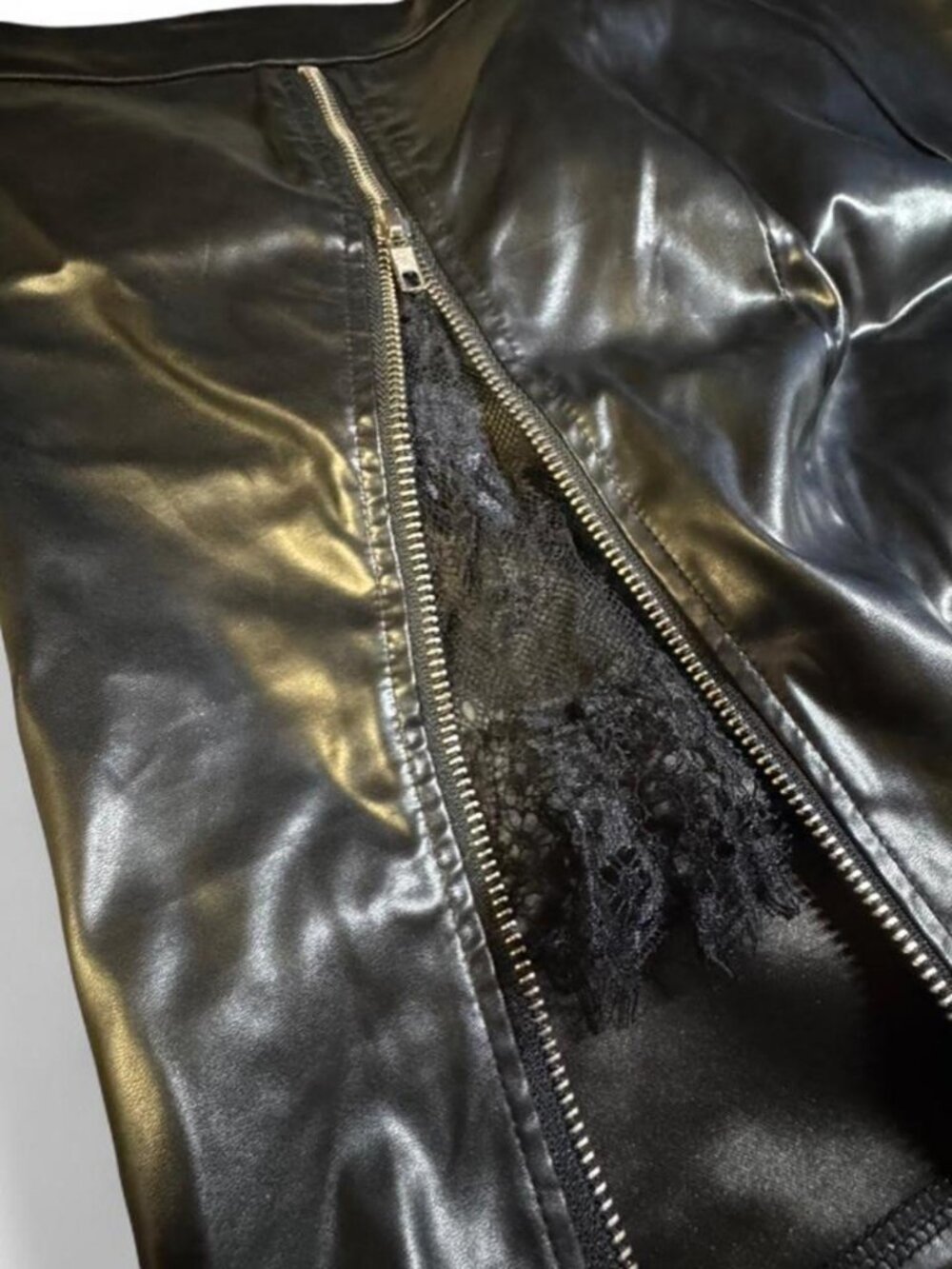 Black faux leather mini skirt with zipper and lace detail, size L - Picture 2 of 7